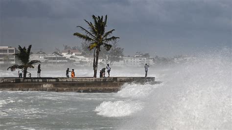 Beryl arrasa el Caribe .